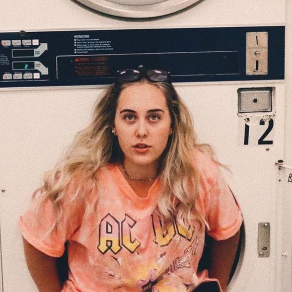 Meet your Posher, Nicole - Picture 1 of 1